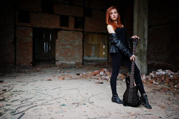 Červené vlasy punková dívka opotřebení na černém pozadí s basová kytara (Articulated Vehicles) — Stock fotografie