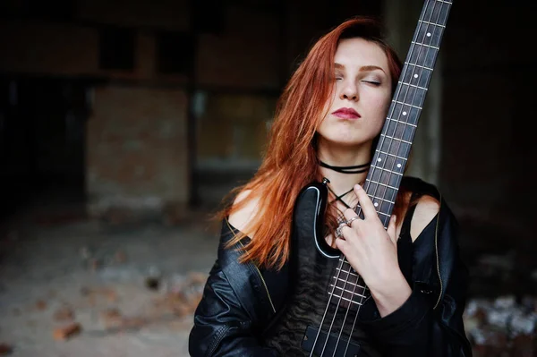 Vörös hajú punk lány viselni a fekete abadoned: basszusgitár — Stock Fotó