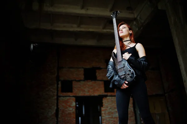 Rojo chica punk pelo desgaste en negro con bajo guitarra en abadoned —  Fotos de Stock