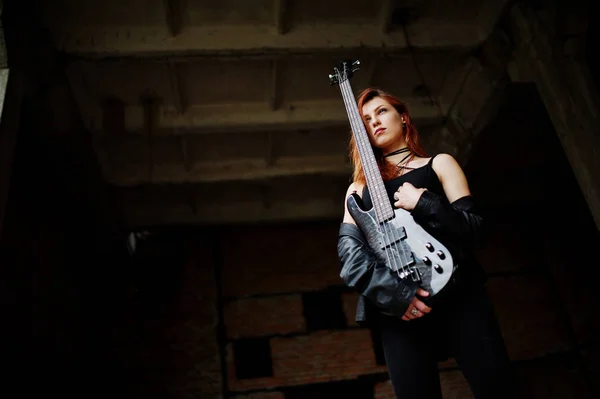 Rojo chica punk pelo desgaste en negro con bajo guitarra en abadoned —  Fotos de Stock