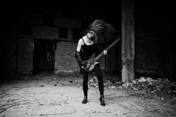 Kırmızı saçlı punk kız giyim siyah ile abadoned, bas gitar — Stok fotoğraf