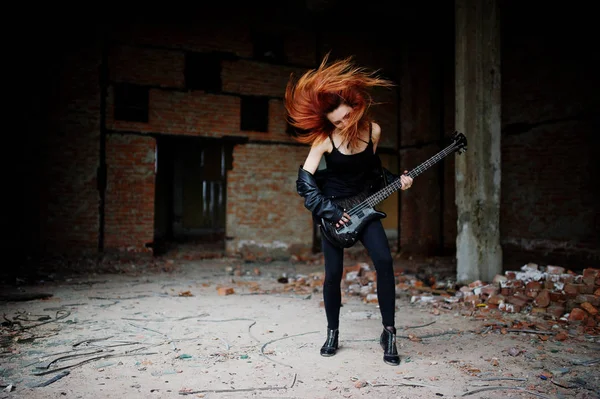 Ruivo punk menina desgaste no preto com baixo na abadoned — Fotografia de Stock