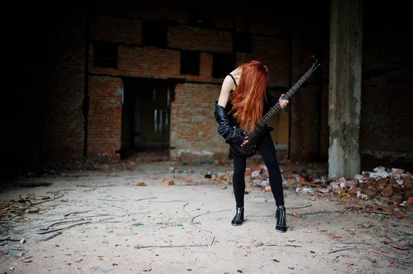 Ruivo punk menina desgaste no preto com baixo na abadoned — Fotografia de Stock