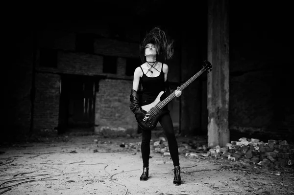 Rojo chica punk pelo desgaste en negro con bajo guitarra en abadoned — Foto de Stock