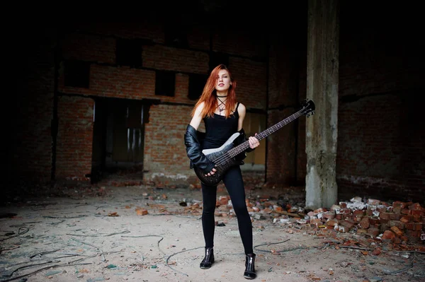 Ruivo punk menina desgaste no preto com baixo na abadoned — Fotografia de Stock