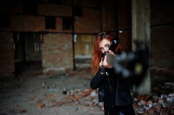 Rood harige punk meisje slijtage van zwart met basgitaar op abadoned — Stockfoto