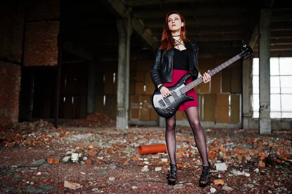 Ruivo punk menina desgaste na saia preta e vermelha, com baixo guit — Fotografia de Stock