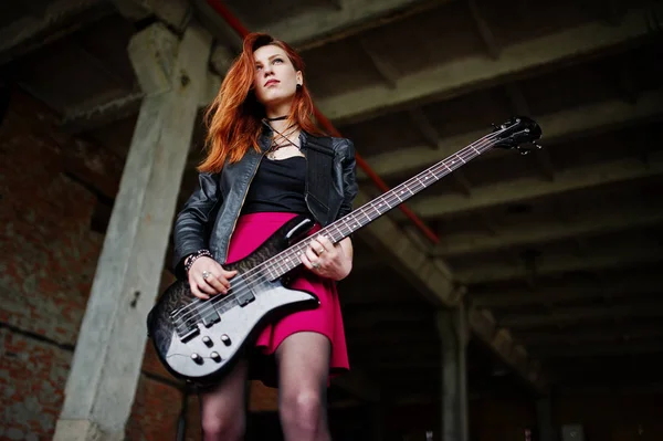 Červené vlasy punková dívka nosí na černou a červenou sukni s baskytara zpěv — Stock fotografie