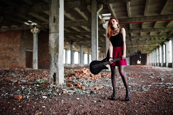 Rood harige punk meisje dragen op zwarte en rode rok, met bas guit — Stockfoto