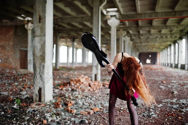 Bas guit ile siyah ve kırmızı etek giymek kırmızı saçlı punk kız — Stok fotoğraf