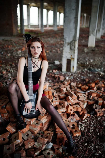 Vestido de niña punk pelirroja en falda negra y roja, con traje de bajo —  Fotos de Stock