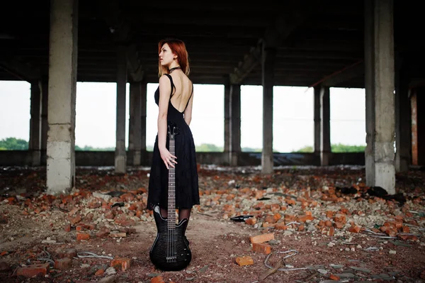 Kırmızı saçlı punk kız giyim siyah ile abadoned, bas gitar 