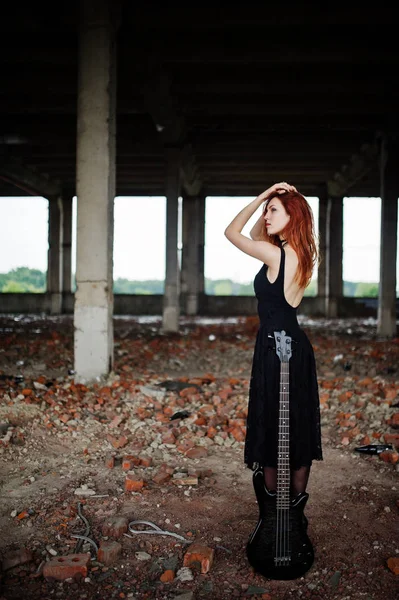 Röd haired punk flicka slitage på svart med elbas på abadoned — Stockfoto