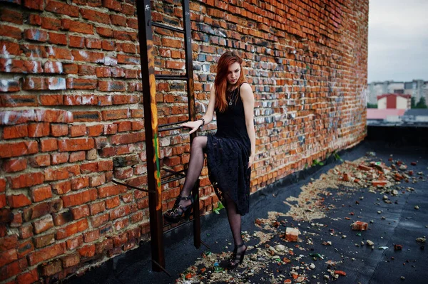 Rojo pelo chica punk usar en vestido negro en el techo contra bri — Foto de Stock