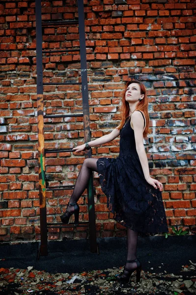 Rothaarige Punkerin trägt schwarzes Kleid auf dem Dach gegen Büstenhalter — Stockfoto