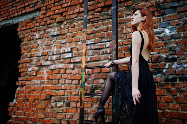 Röd haired punk flicka bära på svart klänning på taket mot bri — Stockfoto