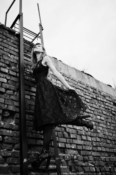 Ruivo punk menina desgaste no preto vestido no telhado contra bri — Fotografia de Stock