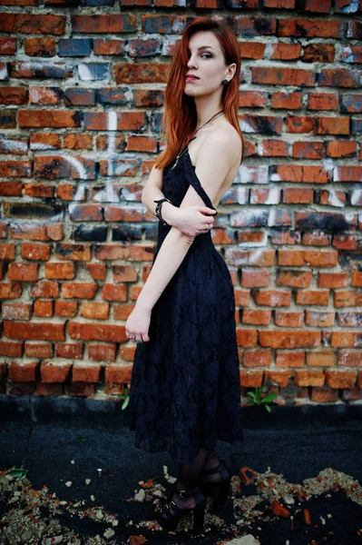 Rojo pelo chica punk usar en vestido negro en el techo contra bri — Foto de Stock