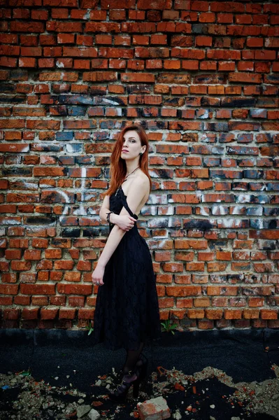 Röd haired punk flicka bära på svart klänning på taket mot bri — Stockfoto