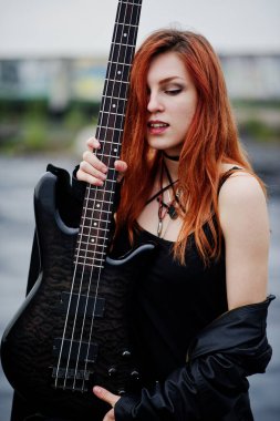 Kırmızı saçlı punk kız giyim siyah ile çatı, bas gitar.