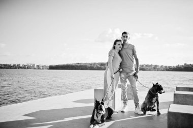 İki aşık çift sahil tarafına karşı çukur boğa korkunç köpek