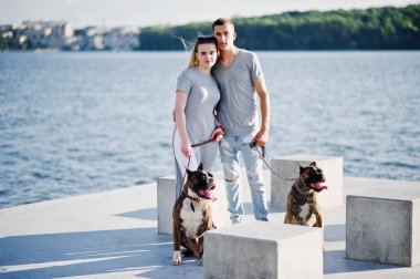 İki aşık çift sahil tarafına karşı çukur boğa korkunç köpek