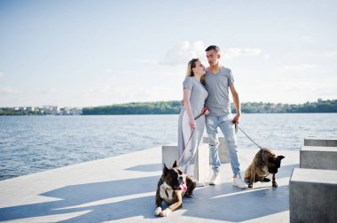 İki aşık çift sahil tarafına karşı çukur boğa korkunç köpek