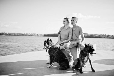 İki aşık çift sahil tarafına karşı çukur boğa korkunç köpek