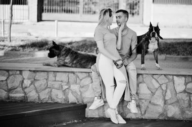 İki aşık çift çukur boğa korkunç bir yürüyüş köpekler.