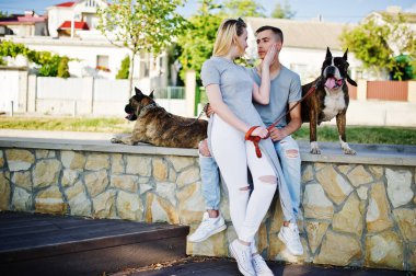 İki aşık çift çukur boğa korkunç bir yürüyüş köpekler.