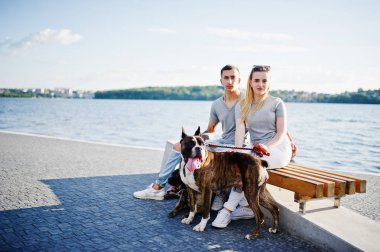 İki aşık çift sahil tarafına karşı çukur boğa korkunç köpek