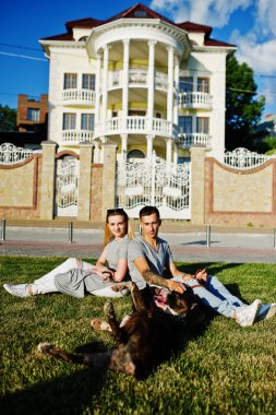 İki aşık çift çukur boğa korkunç bir yürüyüş köpekler.