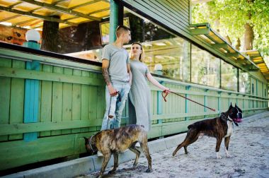 İki aşık çift çukur boğa korkunç bir yürüyüş köpekler.