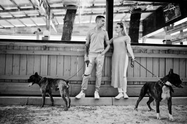 İki aşık çift çukur boğa korkunç bir yürüyüş köpekler.