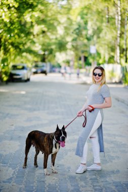 Kızla köpek çukur boğa korkunç bir yürüyüş.