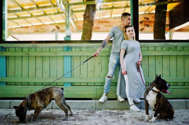 İki aşık çift çukur boğa korkunç bir yürüyüş köpekler.