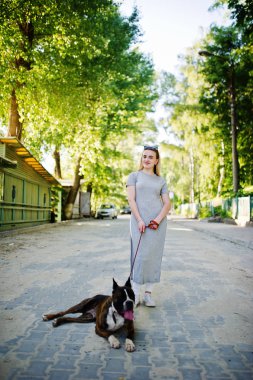 Kızla köpek çukur boğa korkunç bir yürüyüş.