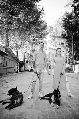 İki aşık çift çukur boğa korkunç bir yürüyüş köpekler.