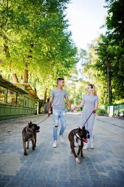 İki aşık çift çukur boğa korkunç bir yürüyüş köpekler.