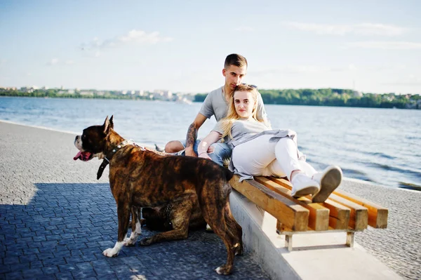 Verliebtes Paar boxt Bullterrier gegen Strandseite — Stockfoto