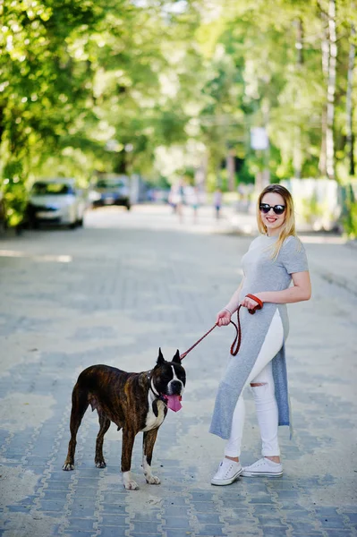 Mädchen mit Hund Pitbull Terrier auf Spaziergang. — Stockfoto