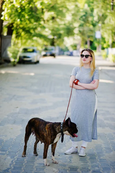 Fille avec chien pit bull terrier sur une promenade . — Photo