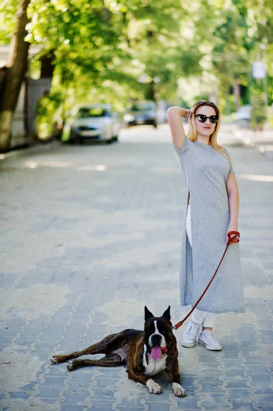 Flicka med hund grop tjur förfärlig på en promenad. — Stockfoto