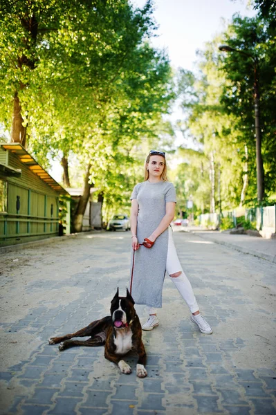 Fille avec chien pit bull terrier sur une promenade . — Photo