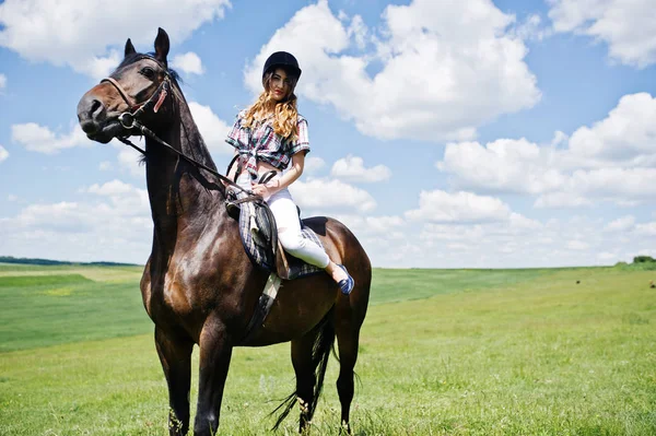 Молодая красивая девушка верхом на лошади по полю в солнечный день . — стоковое фото
