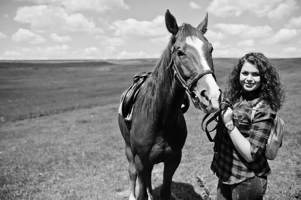 Young pretty girl stay with horse on a field at sunny day. — Stock Photo, Image