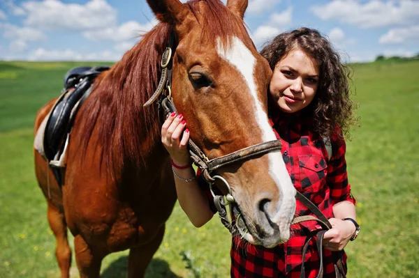Menina bonita nova ficar com cavalo em um campo no dia ensolarado . — Fotografia de Stock