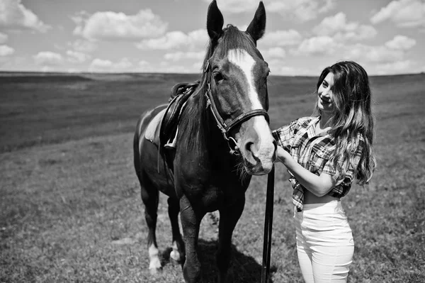 Menina bonita nova ficar com cavalo em um campo no dia ensolarado . — Fotografia de Stock