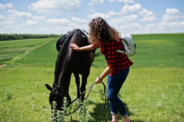 Young pretty girl stay with horse on a field at sunny day. — Stock Photo, Image