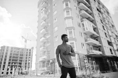 Yakışıklı ve çekici bir Afrikalı-Amerikalı adam yanında poz 